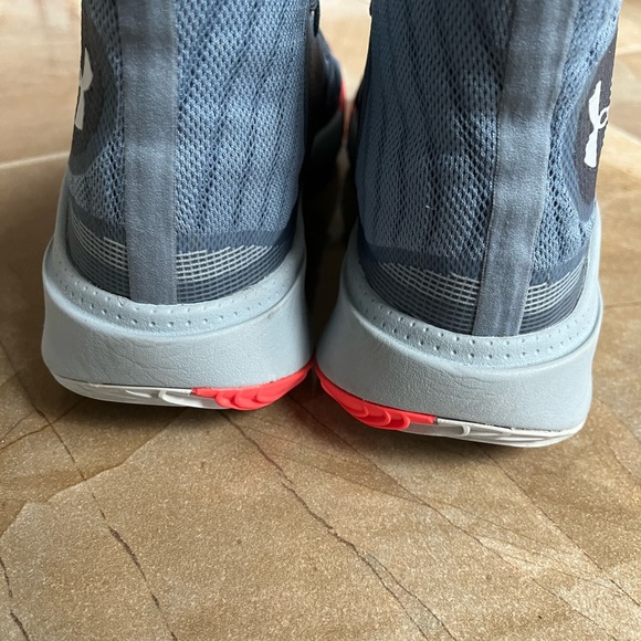 Under armor spawn basketball shoes, size 6 - Picture 5 of 7